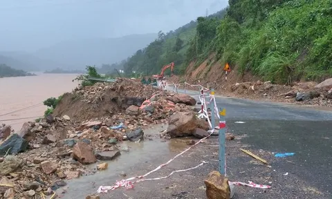 Quảng Trị: Sạt lở nghiêm trọng trên tuyến Quốc lộ 9, giao thông hoàn toàn tê liệt